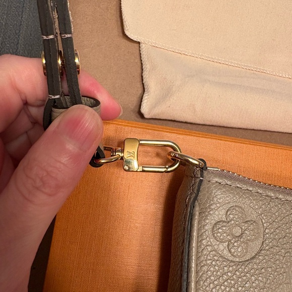 Louis Vuitton Easy Pouch on Strap Turtledove (greige) - Picture 9 of 13